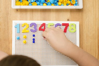 İğne yerleştiren numaracı çocuk sayesinde. sayma oyunu. Matematiksel görev. Evde oynayın. öğrenme yolu.