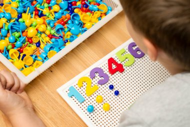 İğne yerleştiren numaracı çocuk sayesinde. sayma oyunu. Matematiksel görev. Evde oynayın. öğrenme yolu.