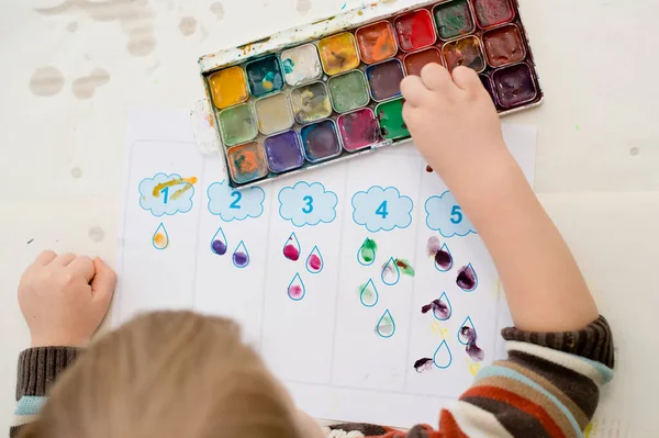 Frühe Bildung Lernen Zählen Der Jährige Junge Legt Die Richtige — Stockfoto