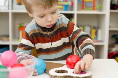 Dondurmada değiştirilebilir renkler. Doğru topları bul. Küçük çocuk istifleme malzemeleriyle oynuyor. Erken eğitim için montessori metodoloji. yürümeye başlayan çocuğun anlamlı görünüşü.