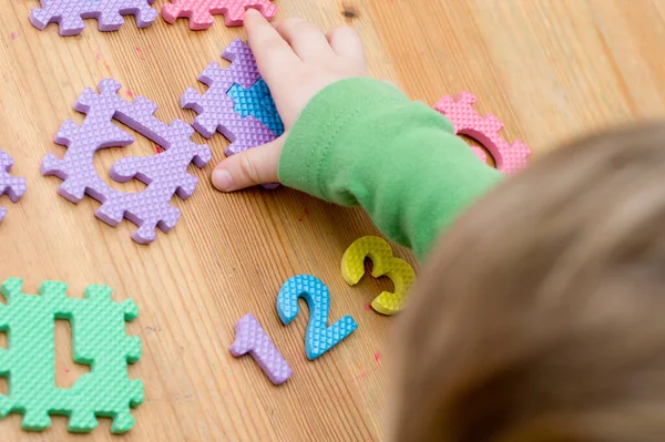 Dwuletni Chłopiec Bawi Się Liczbami Foam Puzzle Mat Learning Licząc — Zdjęcie stockowe