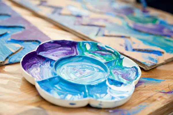 Sıfır kayıp. Arazi yapmak için oyulmuş karton kesilmiş ve yapıştırılmış. Çocuk onu deniz gibi boyuyor. Evdeki DIY oyunları. Okyanus konseptini koru.