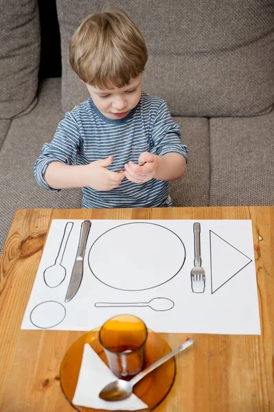 Ungen Lär Sig Att Tjäna Ett Bord Uppgifter Enligt Montessori — Stockfoto