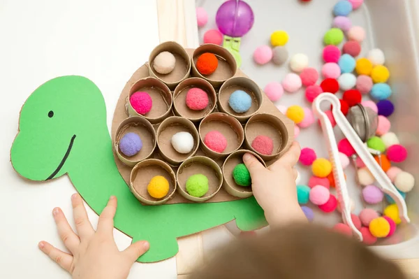 Mutlu kaplumbağa. Yeni yürümeye başlayanlar için oyun sıralaması. Hücreleri ponponlarla doldur. Erken eğitim, renkleri öğrenmek ve devam etmek. Anaokulu ve özel ihtiyaçlar okulu için Montessori tematik uygulaması