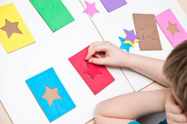 Renkleri öğreniyorum. Her yıldız için kart bulma oyunu eşleştiriliyor. 5 dakikalık zanaat, kolay oyun fikirleri. Konsantrasyon, konuşma terapisi ve ince motor beceriler için Montessori metodoloji aracı.