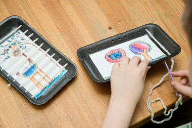 Hayvan kafesinde kullanılan plastik köpük tepsisi. Bir şeyleri iki kez kullan. 5 dakikalık zanaat, kolay oyun fikirleri. Konsantrasyon ve ince motor beceriler üzerine odaklanmak için Montessori metodoloji aracı.