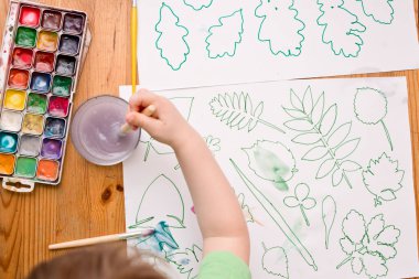 Yaprakları boya. Hafıza ve hayal gücü alıştırması. Odaklanma, konuşma terapisi ve el eğitimi için Montessori metodoloji aracı.