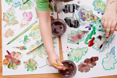 Yaprakları boya. Hafıza ve hayal gücü alıştırması. Odaklanma, konuşma terapisi ve el eğitimi için Montessori metodoloji aracı.