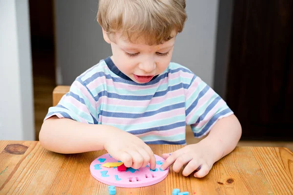 小さな男の子は時計のおもちゃで時間を学びます 時間を伝えるために子供の学習 幼児の発達のために遊ぶことによって学習の概念 — ストック写真