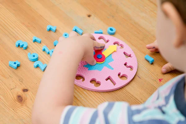 Malý Chlapec Učení Čas Hodinovou Hračkou Kid Učení Říct Čas — Stock fotografie