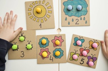 Karton ve ponponlardan el yapımı çocuklar. Erken eğitim, Montessori yöntemi. İyi motor becerileri geliştirmek için uygulama, mantıklı düşünme, saymayı öğrenme.