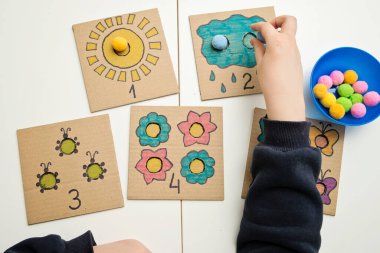 Karton ve ponponlardan el yapımı çocuklar. Erken eğitim, Montessori yöntemi. İyi motor becerileri geliştirmek için uygulama, mantıklı düşünme, saymayı öğrenme.