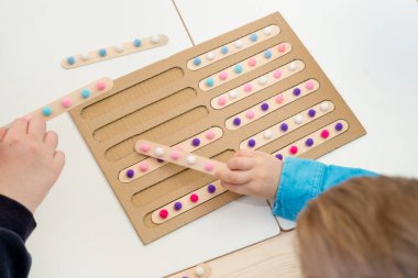 Çocuk yuvası aktivitesi. Erken eğitim, çocukların iyi motor becerileri geliştirmesi için uygulama, oyun yoluyla mantıklı düşünme. El uyarma oyuncağı - göz koordinasyonu, hafıza eğitimi