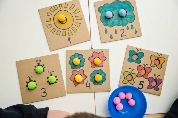 Karton Ponponlardan Yapımı Çocuklar Erken Eğitim Montessori Yöntemi Motor Becerileri — Stok fotoğraf