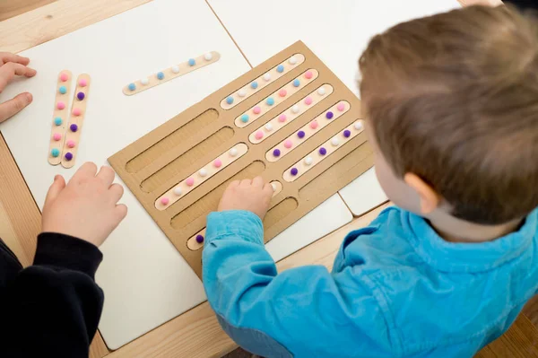 Çocuk yuvası aktivitesi. Erken eğitim, çocukların iyi motor becerileri geliştirmesi için uygulama, oyun yoluyla mantıklı düşünme. El uyarma oyuncağı - göz koordinasyonu, hafıza eğitimi