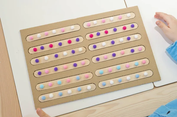 Çocuk yuvası aktivitesi. Erken eğitim, çocukların iyi motor becerileri geliştirmesi için uygulama, oyun yoluyla mantıklı düşünme. El uyarma oyuncağı - göz koordinasyonu, hafıza eğitimi