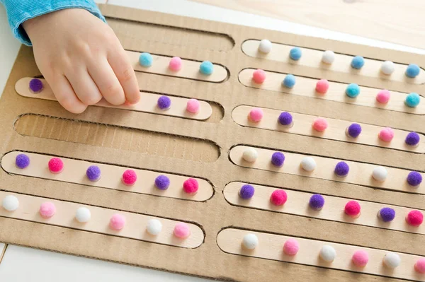 Çocuk yuvası aktivitesi. Erken eğitim, çocukların iyi motor becerileri geliştirmesi için uygulama, oyun yoluyla mantıklı düşünme. El uyarma oyuncağı - göz koordinasyonu, hafıza eğitimi