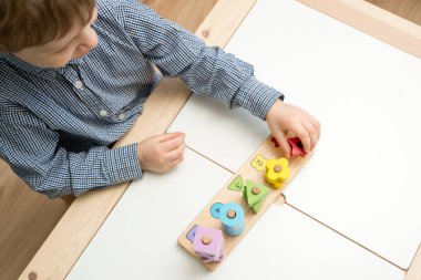 Saymayı, şekilleri ve renkleri öğrenmek. Montessori tipi uygulama. ahşap oyuncaklar.
