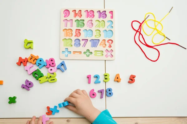 Dzieciak Uczy Się Liczb Przez Grę Aktywność Sensoryczna Drewnianymi Numerami — Zdjęcie stockowe
