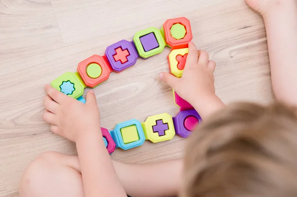Barevné Domino Tvary Hra Childs Ruku Dílu Spojuje Kousky Skládačky — Stock fotografie