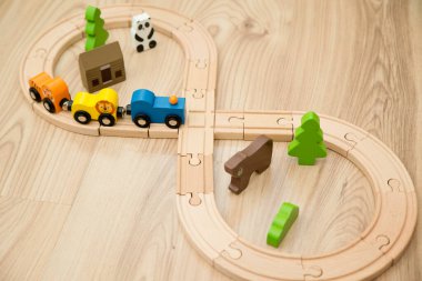 Ahşap demiryolu ve ahşap zeminde hayvan arabalarıyla eğitim. Çocukluktan kalma nostalji oyuncağı..