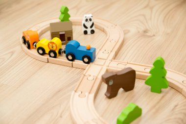 Ahşap demiryolu ve ahşap zeminde hayvan arabalarıyla eğitim. Çocukluktan kalma nostalji oyuncağı..