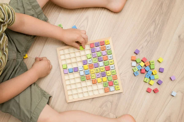 Mats eğitici bir oyun. İyi motor becerileri geliştirmek, mantıklı düşünmek, ilkokul öğrencileri ve hevesli matematik uzmanları için bir araç. Sayılar, rakamlar, temel aritmetik işlemleri içeren renkli tahta küpleri