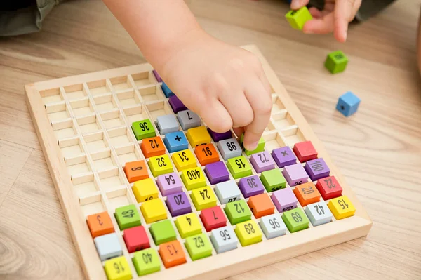 Mats eğitici bir oyun. İyi motor becerileri geliştirmek, mantıklı düşünmek, ilkokul öğrencileri ve hevesli matematik uzmanları için bir araç. Sayılar, rakamlar, temel aritmetik işlemleri içeren renkli tahta küpleri