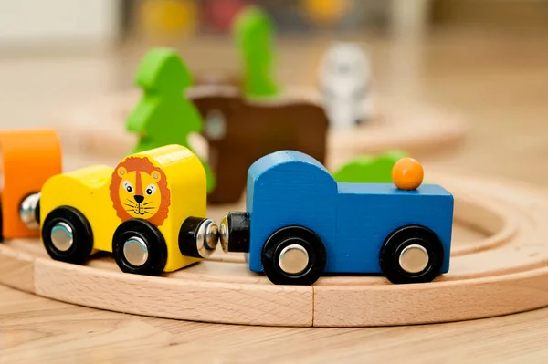 Holzbahn Und Zug Mit Tierwagen Auf Holzboden Nostalgie Spielzeug Aus — Stockfoto