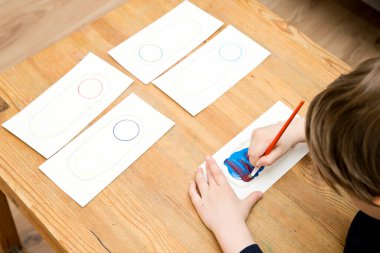 Renk karıştırma görevi. Çocuk aktiviteleri, evde çocuklar için kolay fikirler. Evde sanat dersleri. Çocuklar için DIY görevleri. Erken okul öncesi eğitim.