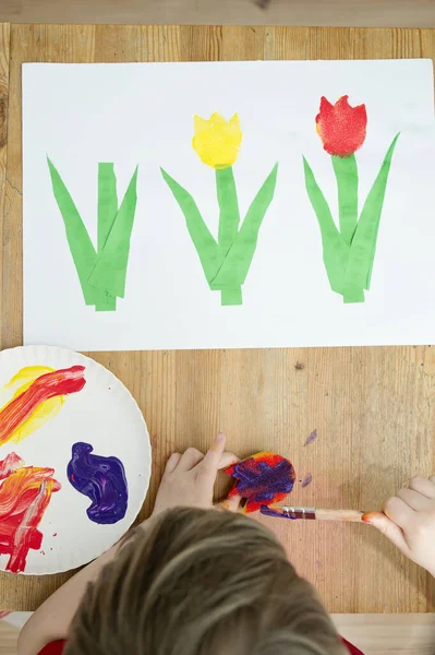 Kid Painting Gouache Spring Flower Boy Produces Colored Tulips Mommy — 스톡 사진