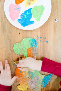 Çocuklar için etkinlikler. Evde sanat dersleri. Dinozor şekilli kağıda yumurta kabuğu yapıştırdım. Yeniden kullanılabilir materyaller. Bastır yeşil.