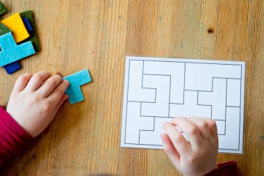 Şekillere uyuyor. Beyin aktivitesi eğitimi için mantık oyunu. Çocuk ev aktivitesi. Erken eğitim, iyi motor becerileri. İlkokul egzersizleri..