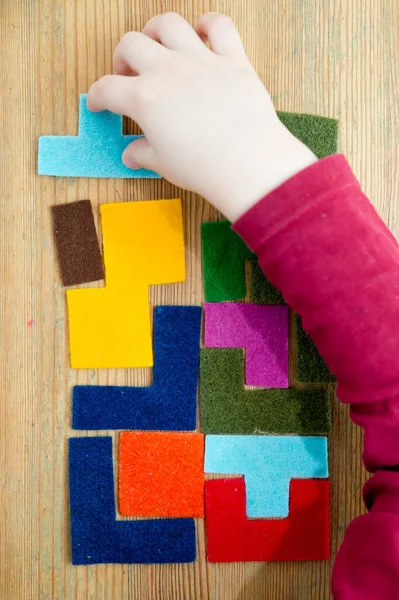 Şekillere uyuyor. Beyin aktivitesi eğitimi için mantık oyunu. Çocuk ev aktivitesi. Erken eğitim, iyi motor becerileri. İlkokul egzersizleri..