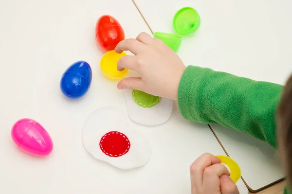 Wesołych Świąt Dzieciak Sortuje Jajka Uczy Się Kolorów Format Montessori — Zdjęcie stockowe