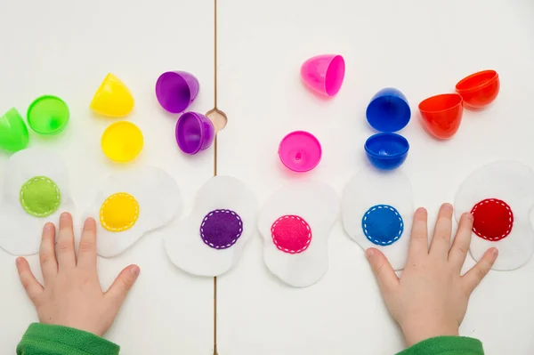 Feliz Tema Pascua Niño Clasificando Huevos Aprendiendo Colores Tarea Formato — Foto de Stock