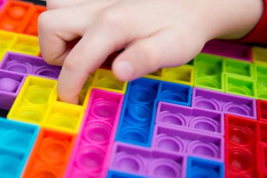 Şekillere uyuyor. Plastik renkli 