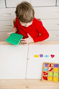 Üç boyutlu ahşap sayılar. Rakamların yardımıyla saymayı öğrenmek ve 