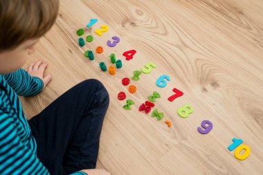 Matematik ve eğlence. Renkli doğal ahşap numaralarıyla pişmemiş makarnanın hesaplanması ve işaretlenmesi. Kendin-yap oyunu. Evde oyna. Öğrenmenin yolu.