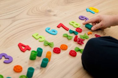 Matematik ve eğlence. Renkli doğal ahşap numaralarıyla pişmemiş makarnanın hesaplanması ve işaretlenmesi. Kendin-yap oyunu. Evde oyna. Öğrenmenin yolu.