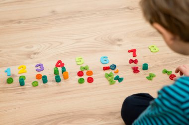 Matematik ve eğlence. Renkli doğal ahşap numaralarıyla pişmemiş makarnanın hesaplanması ve işaretlenmesi. Kendin-yap oyunu. Evde oyna. Öğrenmenin yolu.