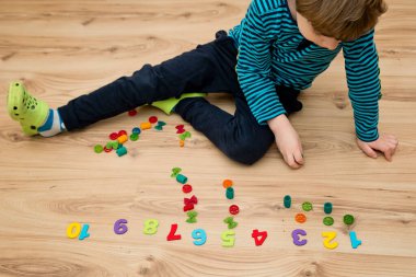 Matematik ve eğlence. Renkli doğal ahşap numaralarıyla pişmemiş makarnanın hesaplanması ve işaretlenmesi. Kendin-yap oyunu. Evde oyna. Öğrenmenin yolu.