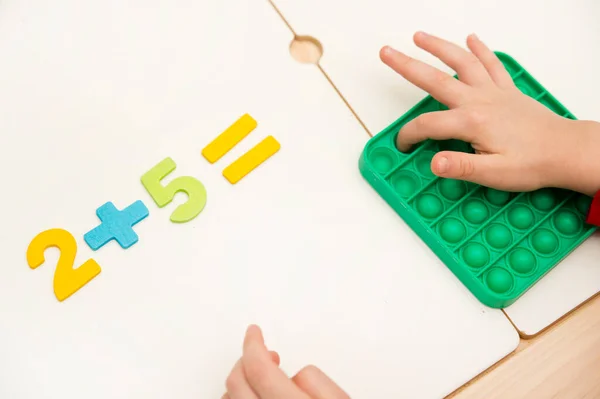 3D木製の数字 数字の助けを借りてカウントし それをポップ おもちゃを学ぶために実装します 足し算と引き算 未就学児の数学方程式 — ストック写真