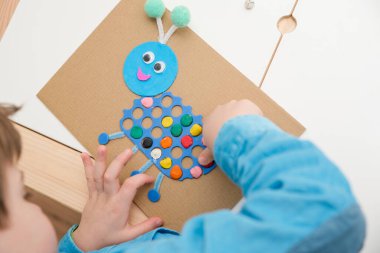 Mutlu bir böceğin vücuduna renkli bir plasticin sür. 5 dakikalık bir gemi. Yaratıcı anneler için fikirler. Anaokulu çocukları için evde etkinlikler.