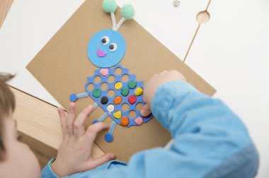 Mutlu bir böceğin vücuduna renkli bir plasticin sür. 5 dakikalık bir gemi. Yaratıcı anneler için fikirler. Anaokulu çocukları için evde etkinlikler.