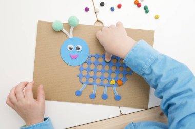 Mutlu bir böceğin vücuduna renkli bir plasticin sür. 5 dakikalık bir gemi. Yaratıcı anneler için fikirler. Anaokulu çocukları için evde etkinlikler.