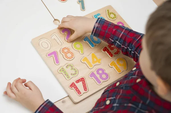 子供はゲームを通して数字を学ぶ 木製の数字で活動 家庭教育 就学前教育 モンテッソーリの方法論 数えることを学び 想像力 創造性を刺激するおもちゃ — ストック写真