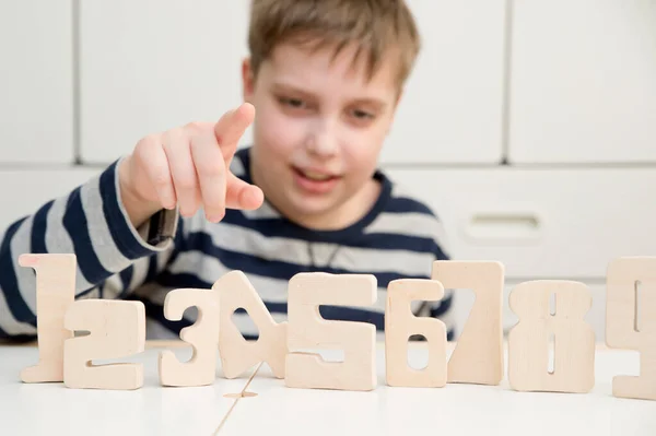 Números Puzzle Rapaz Brinca Com Números Madeira Educação Precoce Palavra — Fotografia de Stock