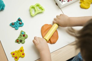 Boncuklarla süslenmiş plastik kelebekler. Seramik ve çömlekçiliğin başlangıcı. Evde etkinlikler, sanat terapisi, yaratıcılık ve hayal gücü egzersizleri .