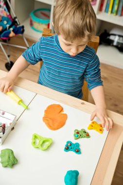 Boncuklarla süslenmiş plastik kelebekler. Seramik ve çömlekçiliğin başlangıcı. Evde etkinlikler, sanat terapisi, yaratıcılık ve hayal gücü egzersizleri .